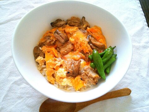 レンチンで簡単♪手羽元煮の煮汁と焼き鳥で親子丼♡